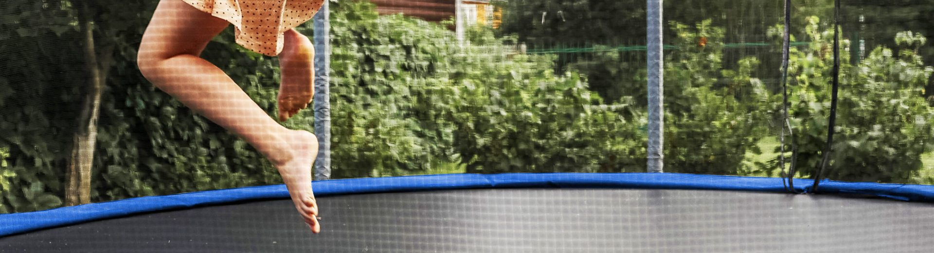 Petite fille jouant dans trampoline - comment choisir son trampoline