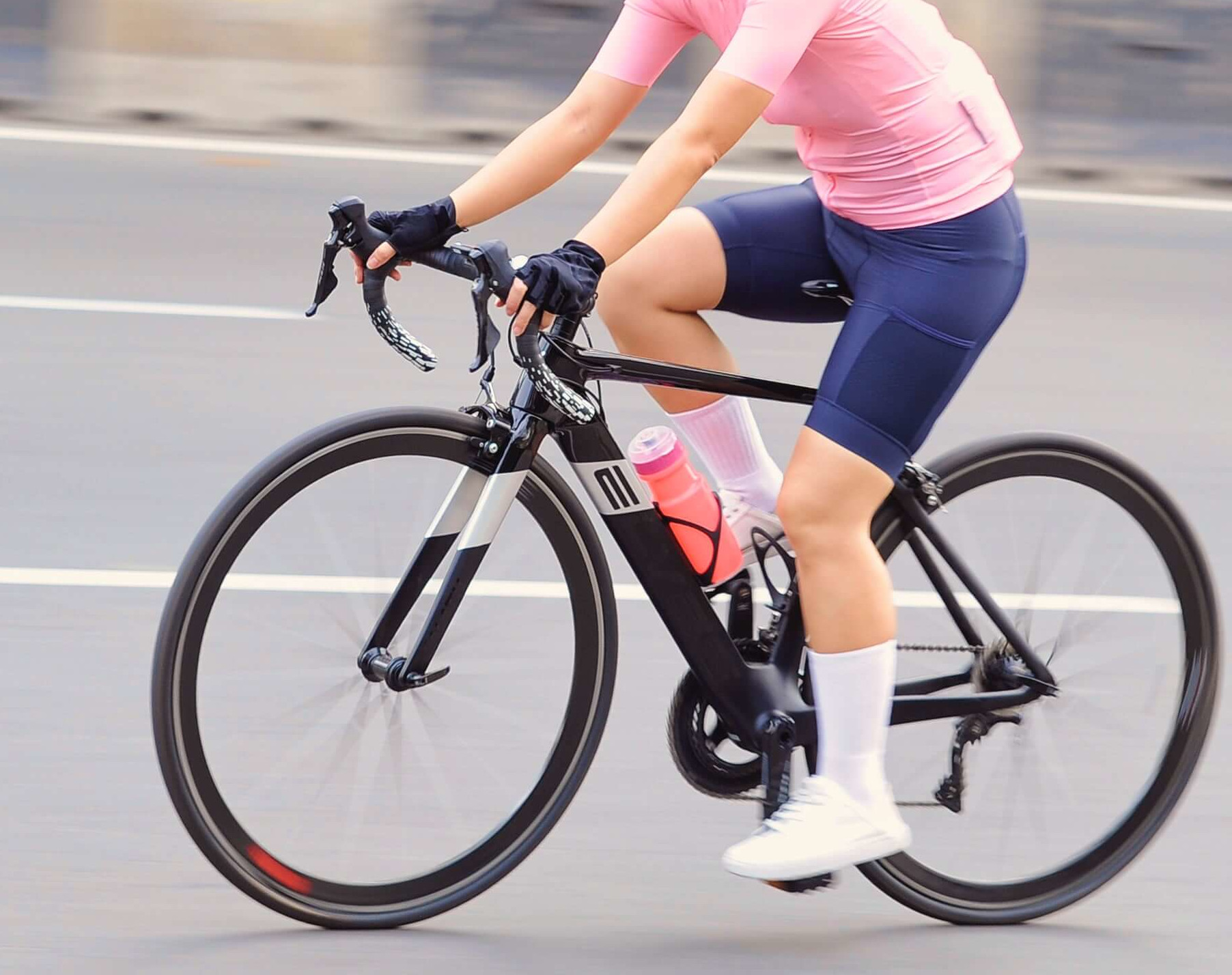 Plan serré sur un vélo de course conduit par une sportive