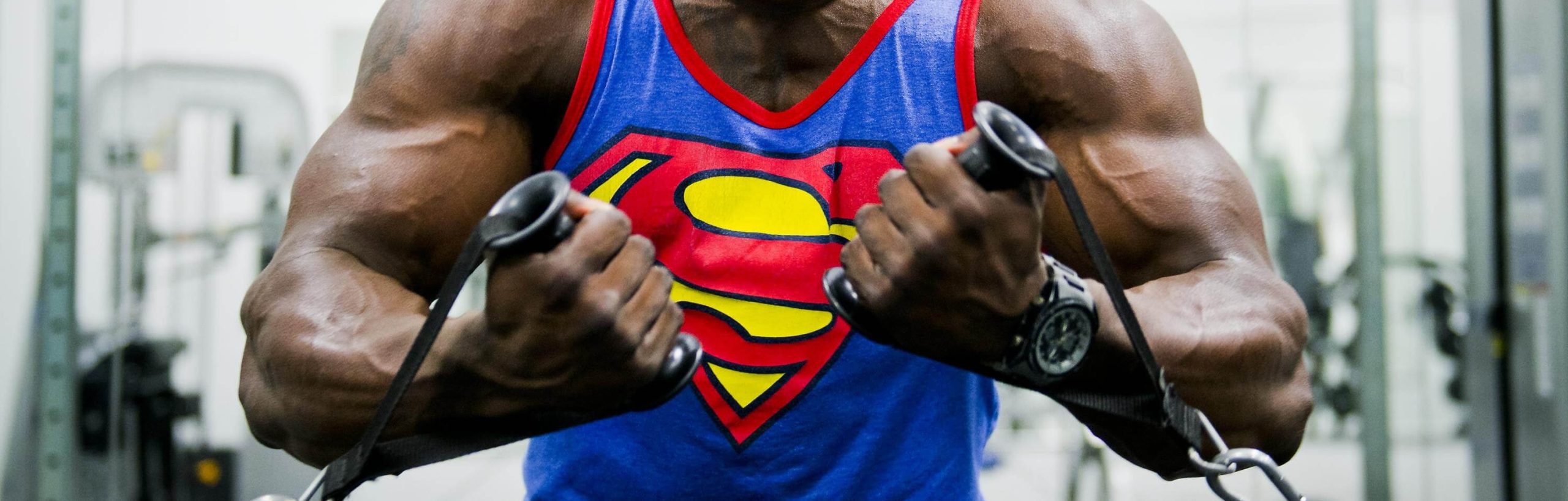 Plan sur les bras d'un homme musclé en train de faire du tirage - Comment se muscler facilement chez soi article