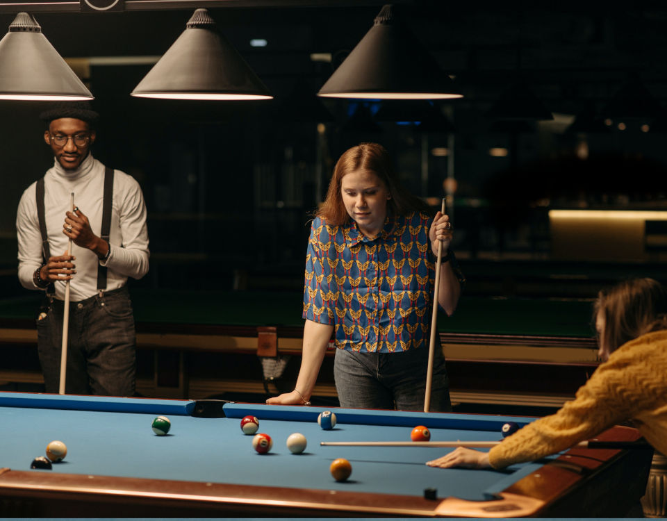 Groupe d'amis jouant au billard.