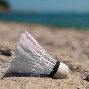 volant de badminton blanc sur la plage