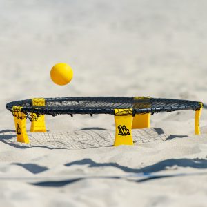 set de smashball jaune et noir sur la plage