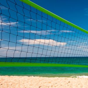 filet de badminton vert sur la plage